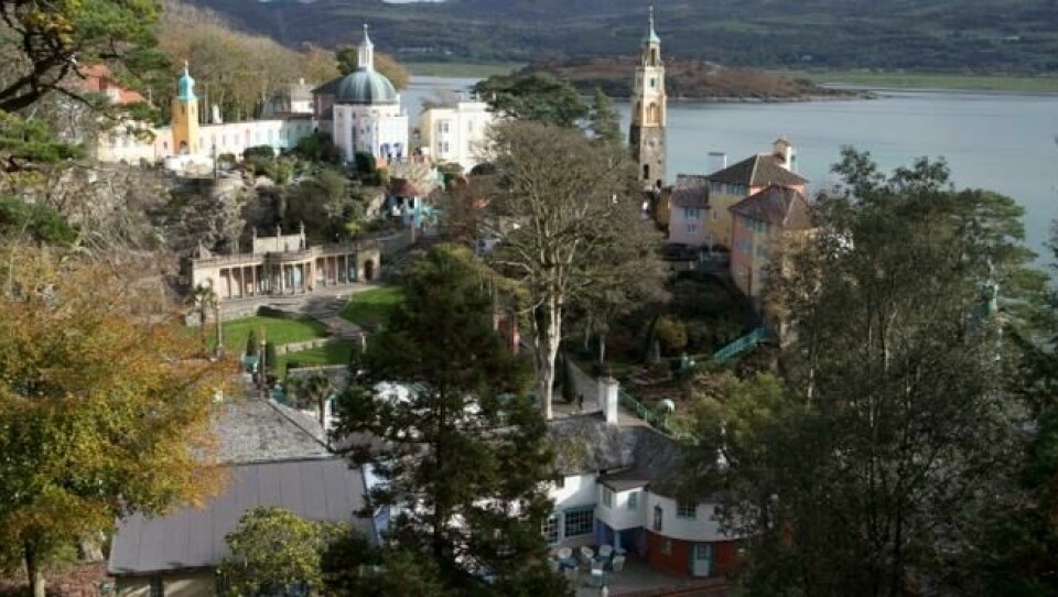 Utsikt over Portmeirion fra den buddhistiske pagodaen oppi åsen, kjent som «den beste utsikten over byen». En god blanding av Kardemommeby, Portofino og et filmsett? Utsikt over Portmeirion fra den buddhistiske pagodaen oppi åsen, kjent som «den beste utsikten over byen». En god blanding av Kardemommeby, Portofino og et filmsett? Foto: Elisabeth Bergskaug/ABC Nyheter