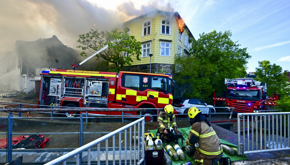 Brannen i Arendal sentrum har nå spredt seg til nabobygget.