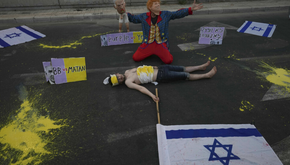 Folk demonstrerer i Tel Aviv lørdag med krav om en slutt på krigen og løslatelse av gislene som militante palestinere holder fanget på Gazastripen.