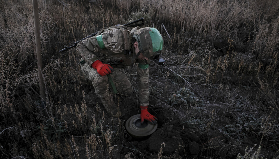 En ukrainsk soldat plasserer en antitankmine i Donetsk-regionen. President Volodymyr Zelenskyj trekker nå landet fra FNs minekonvensjon som forbyr bruk av antipersonellminer, noe Ukraina i likhet med Russland også anklages for å bruke i krigen.