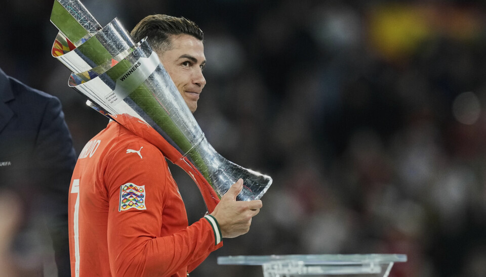 Cristiano Ronaldo med nasjonsligatrofeet etter seieren over Spania i München for tre uker siden.