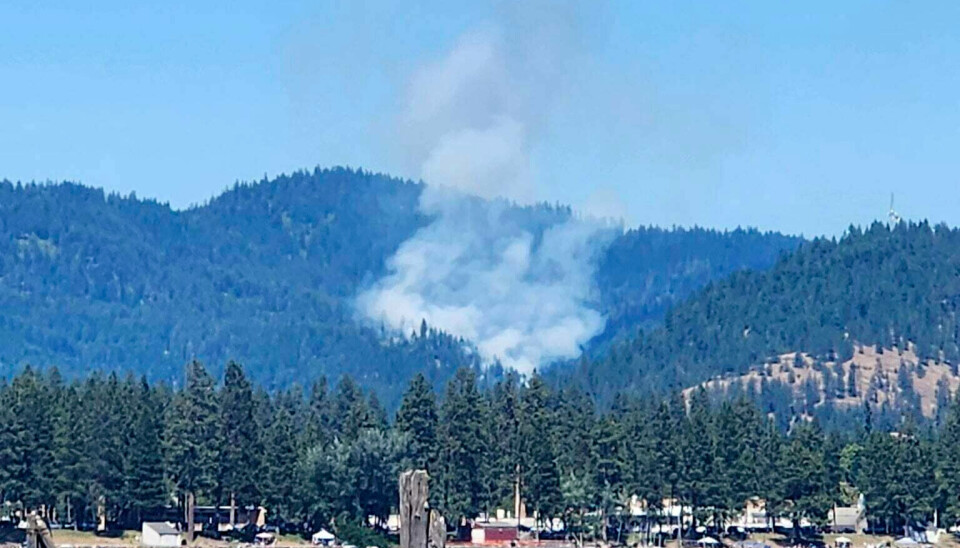 Skogbrannen var godt synlig i Coeur d'Alene-området i Idaho. Mens jakten på en eller flere snikskyttere pågår, prioriterer ikke nødetatene slukningsarbeidet.