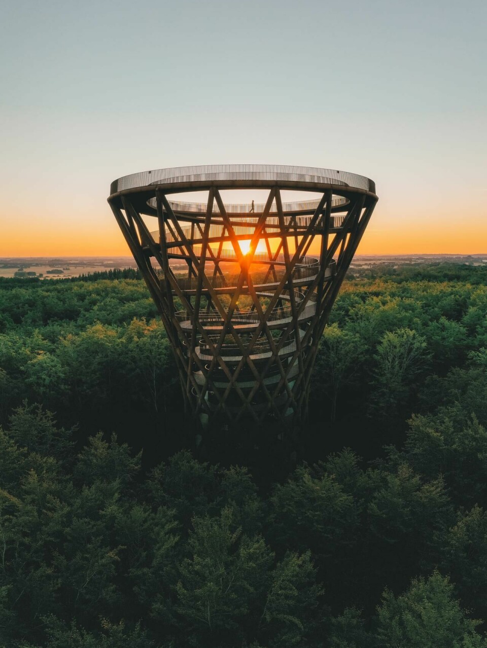 Det 45 meter høye Skovtårnet ved Camp Adventure sto ferdig i 2019. Når det er klarvær, kan du se størstedelen av Sjælland.