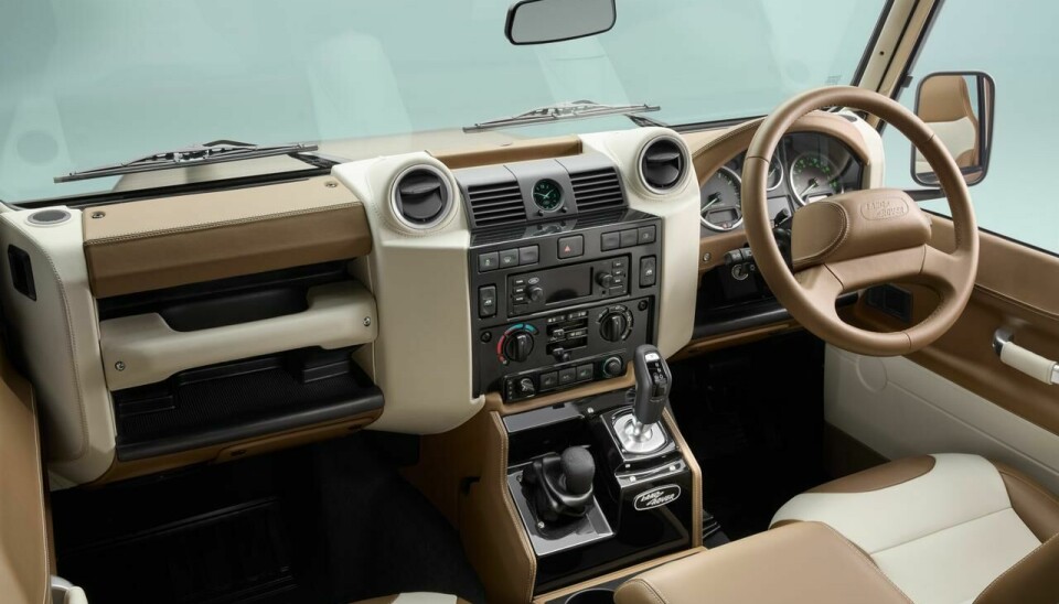 Land Rover Classic Defender V8 Soft Top har en rikholdig liste med tilvalg, der du kan spesifisere det aller meste av farger og materialer.