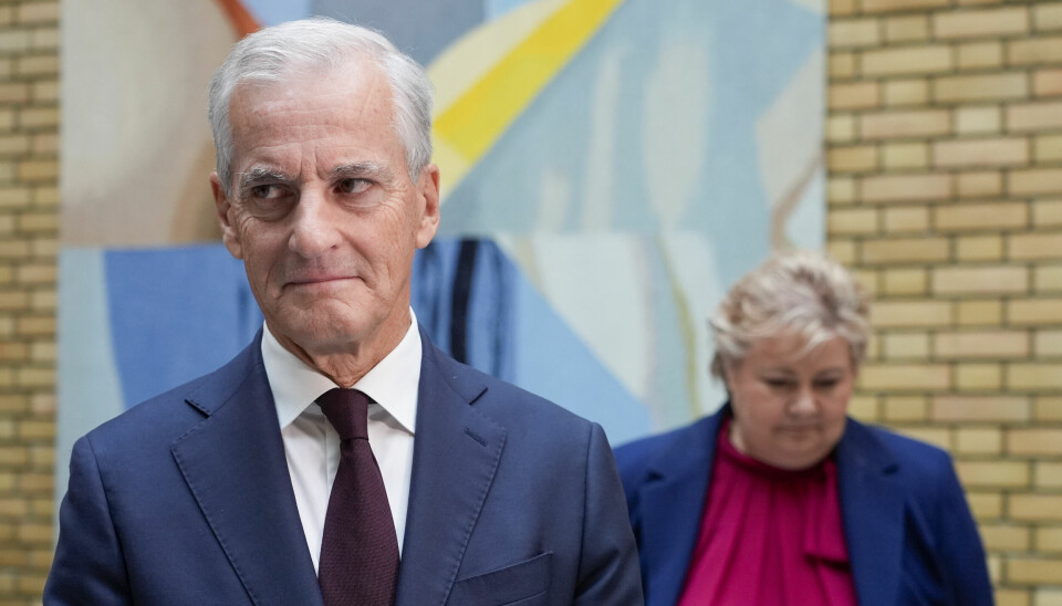 MØTES I MIDTEN? Et kompromiss kan ligge i en moderat skattepolitikk, med fokus på å balansere offentlige inntekter med incentiver for næringslivet, skriver artikkelforfatteren. Her Ap-leder og statsminister Jonas Gahr Støre med Høyre-leder Erna Solberg i bakgrunnen.