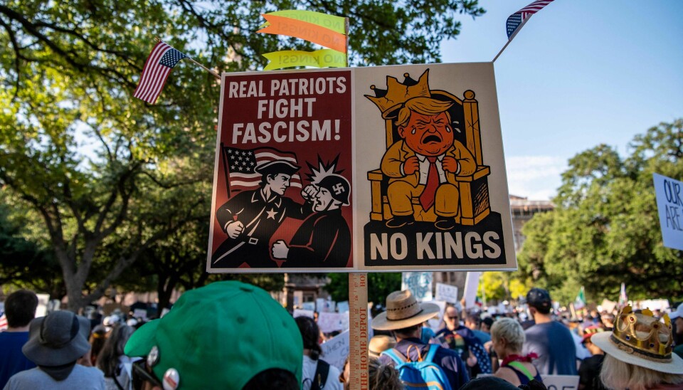 Flere demonstranter i USA omtaler Trump som fascist på sine plakater.