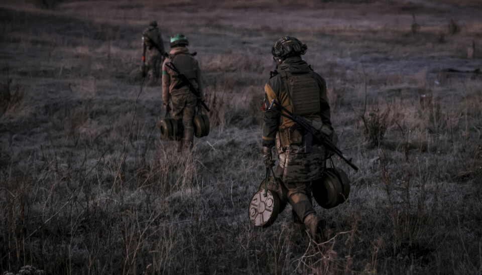 Ukrainske soldater legger ned anti-tanksminer.