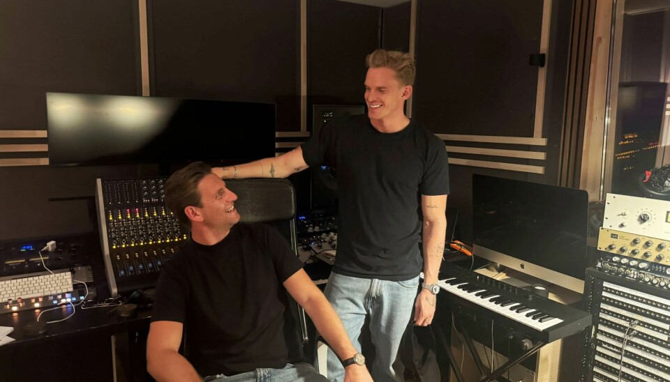 Cody Simpson røper at han er på besøk for å treffe en kompis, produsenten Magnus Murphy, som bor i Kristiansand.