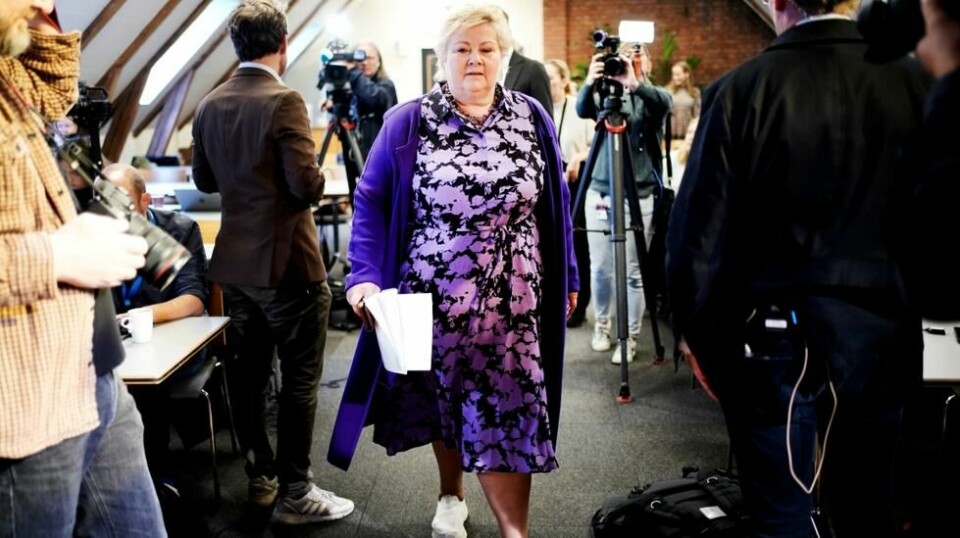Sindre Finnes opplyste ikke om aksjehandlene sine til Erna Solberg da hun var statsminister og heller ikke i ettertid, opplyste Solberg på en pressekonferanse fredag. Statsviter Svein Erik Tuastad ved UiS mener Solberg og Høyre hadde en interesse av å ikke vite for mye før valget, og at det aspektet vil klebe ved saken uavhengig av Høyres tidslinje.