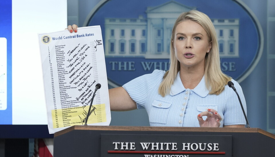 Trumps pressetalsperson Karoline Leavitt holdt oppe et notat fra Trump til Powell der presidenten mener sentralbanksjefen er for treig med å senke renten.