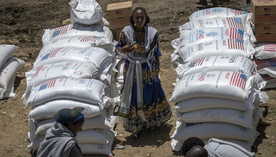 En etiopisk kvinne blant matforsyninger fra USAID i Tigray i 2021. Under president Donald Trump har det kommet kraftige kutt i amerikansk bistand.