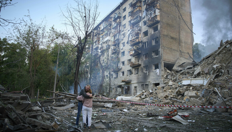 To innbyggere i Kyiv holder rundt hverandre etter at en boligblokk ble truffet i et russisk angrep der det ble brukt både en rakett og droner. Bildet ble tatt 17. juni.