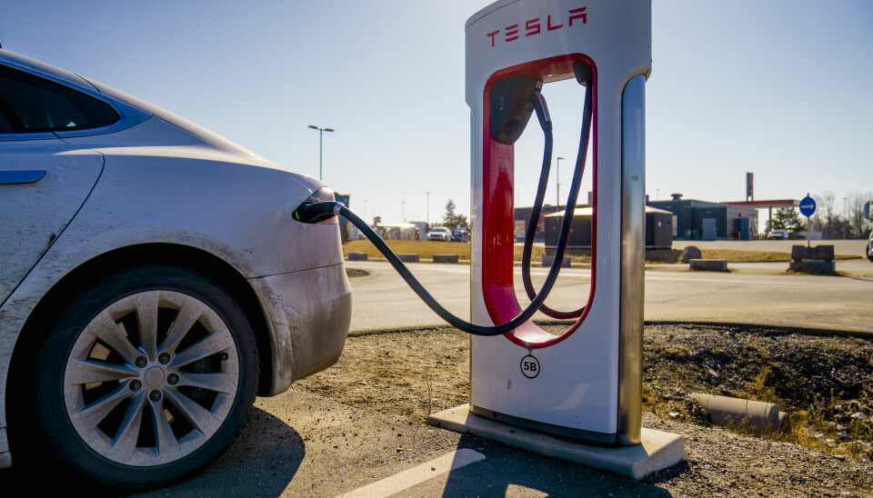 Her hjemme selger elbiler og Tesla så det suser, mens Tesla-salget har falt kraftig i Europa.