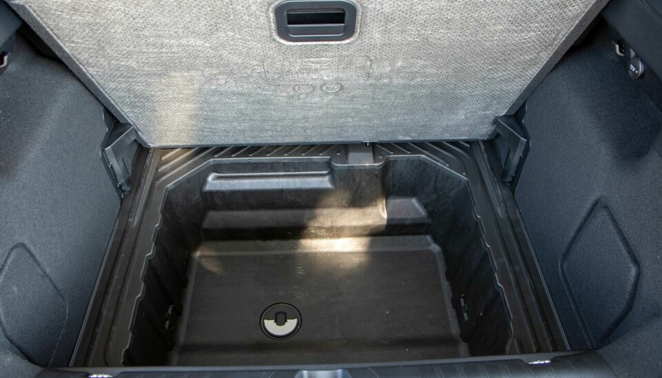 Ford Puma har med en stor porsjon luft under gulvet i bagasjerommet, der det går an å pakke myke bager, eller kanskje frakte levende fisk siden bunnen er utstyrt med dreneringsplugg.