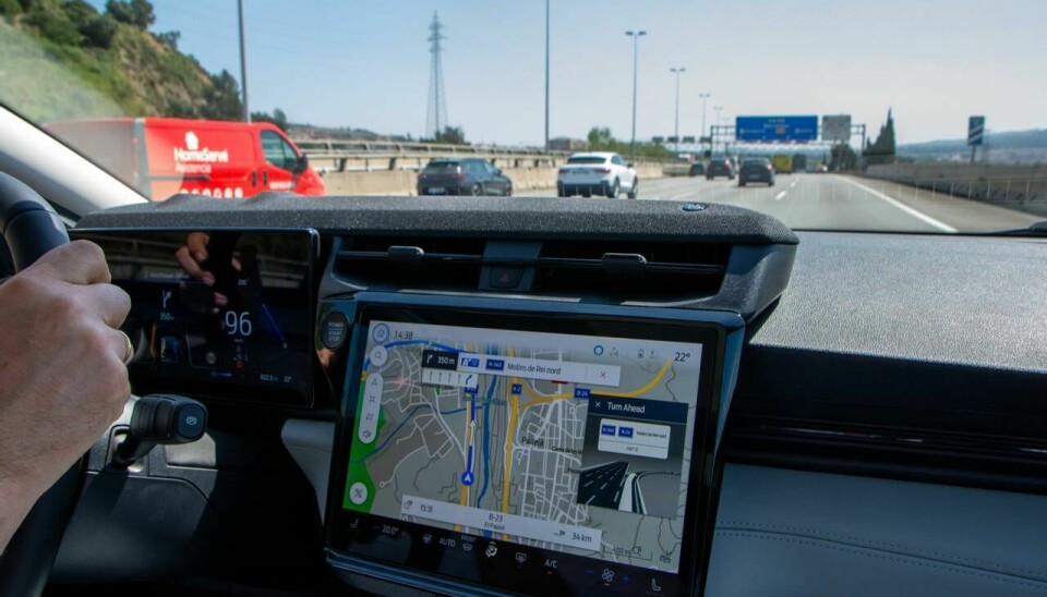 Ford Puma har en lydplanke oppå dashbordet foran sjåføren, kledd inn i noe som ligner en resirkulert nettingstrømpe. Den leverer digital brummelyd, som et minne om den gangen bilen hadde bensinmotor.