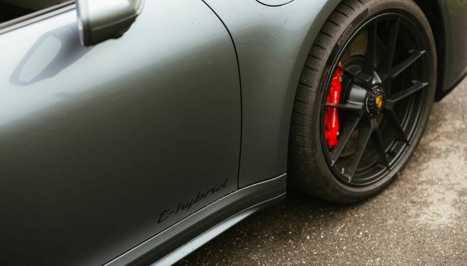Betegnelsen t-hybrid på fordøren røper at bilen har Porsche nye hybridsystem som gjør en sprek bil enda sprekere og mer effektiv.
