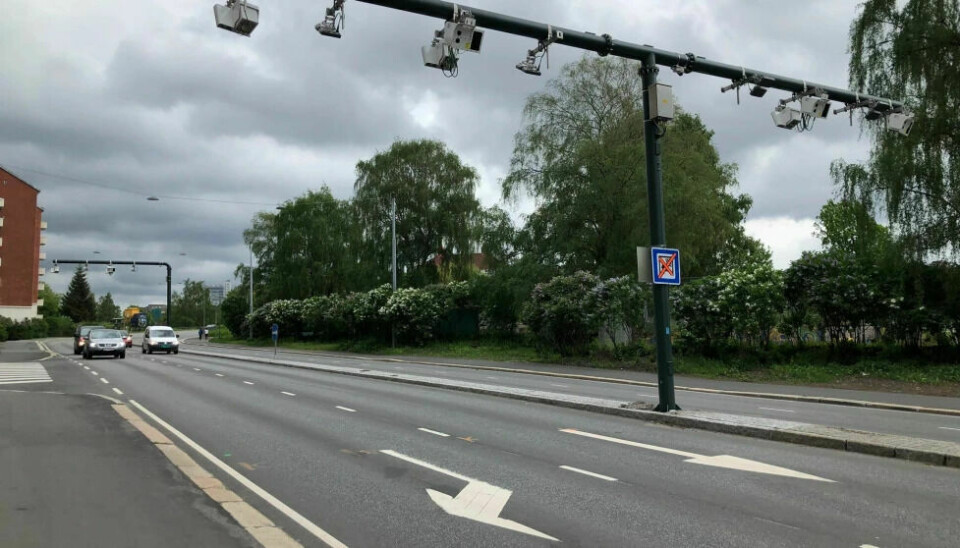 I bypakker og byvekstavtaler kreves det inn bompenger som går til både vei- sykkel og kollektivtiltak. Nå synker andelen som støtter at bompenger brukes på denne måten. Foto: NAF