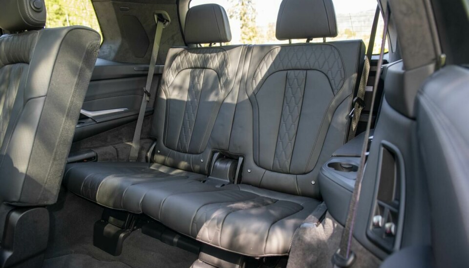Med elektrisk justering av alle setene er tilgangen til og plassen på tredje seterad i BMW X7 god.