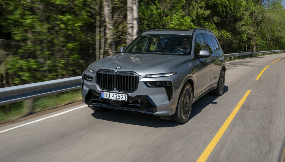 Ved oppgraderingen fikk BMW X7 en større grill, gjerne med lysende ramme og doble smale lykter.