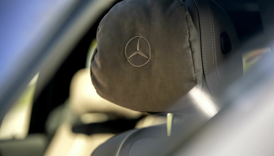 Nakkestøtter med dunfylte puter sier alt om hvor Mercedes-Benz har lagt nivået i denne GLS 450d 4Matic.