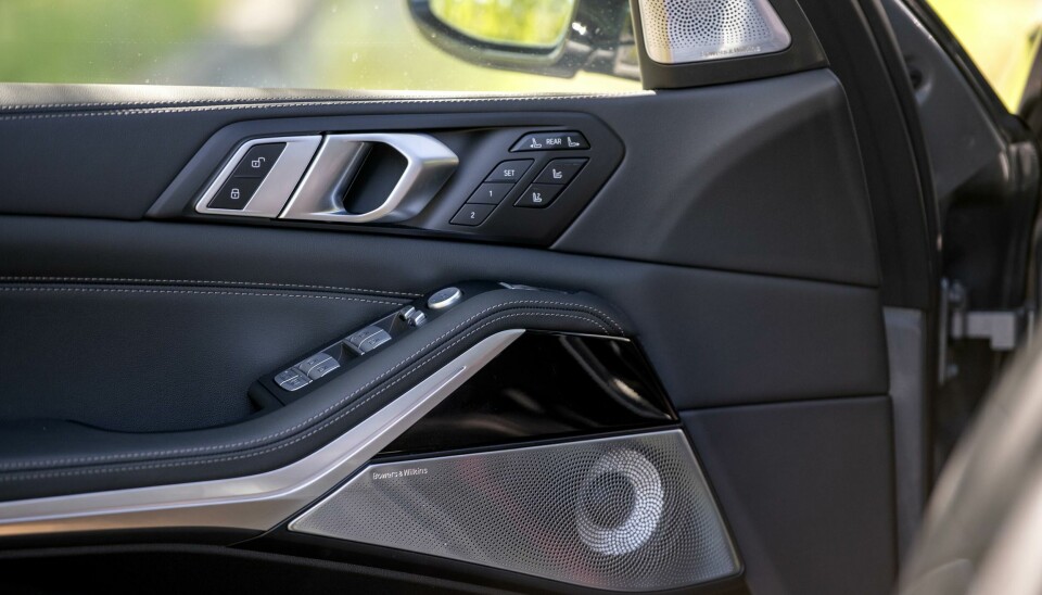 Skinn på samtlige flater, elektrisk justering av alt og et flott Bowers & Wilkins-stereo vitner om at BMW også satser på luksus i sin X7.