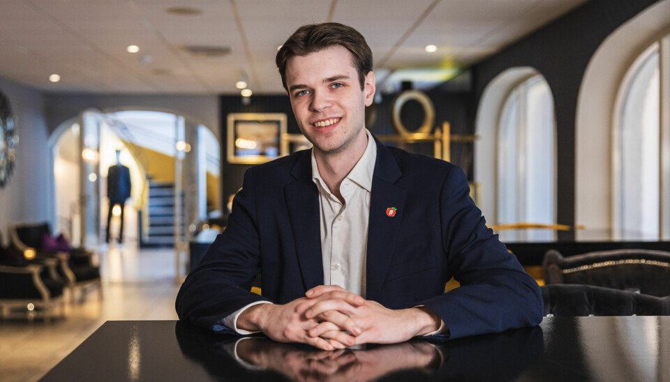 Saltrø Ytrevik strør om seg med ord som «tragikomisk», «uansvarleg», «tvangsnynorsk» og «språksnobberi». Gamle songar om igjen, der altså, skriv Hauge.