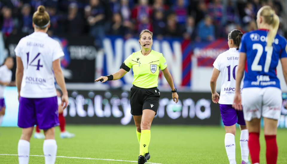 Alina Pesu under mesterligakvalifisering mellom Vålerenga og Anderlecht i september i fjor. Onsdag dømmer hun Norge i EMs åpningskamp.