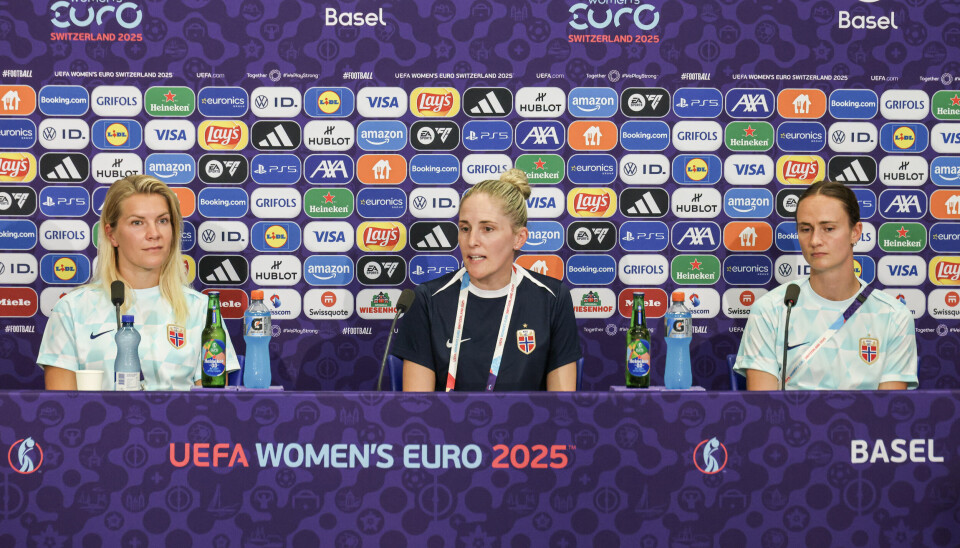 Ada Hegerberg, Gemma Grainger og Caroline Graham Hansen stilte opp for pressen før åpningskampen i EM.