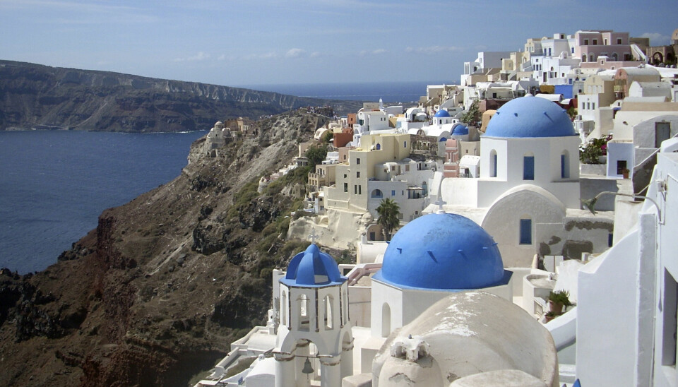 Santorini er et av Hellas mest populære turistmål, kjent for sine berømte solnedganger.
