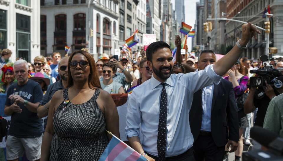 Zohran Mamdani (t.h.), her i prideparade sammen med justisminister i New York Letita James (t.v.).