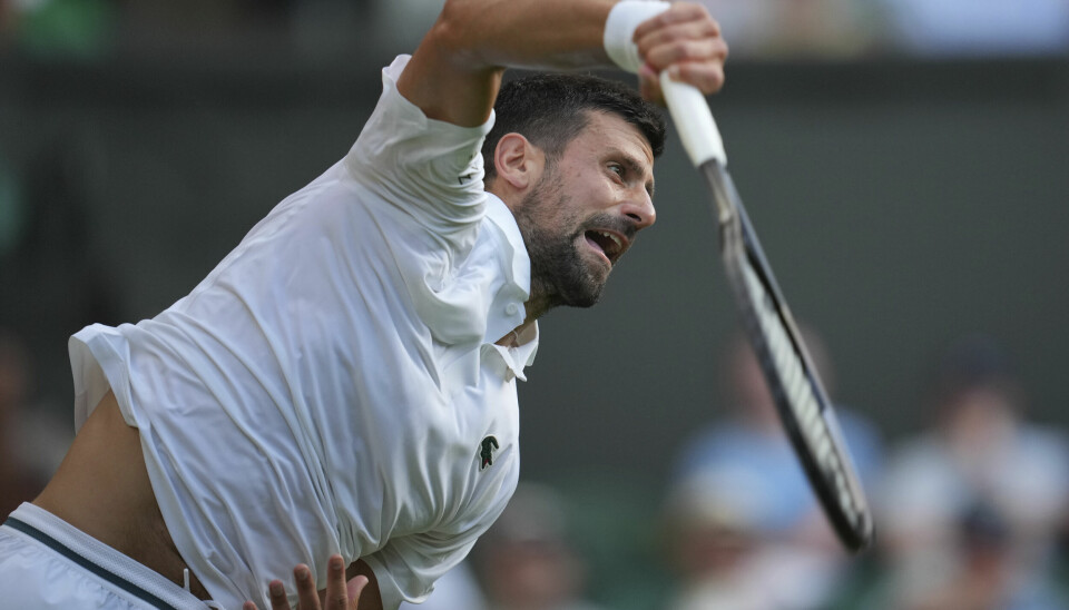 Novak Djokovic i aksjon i tirsdagens kamp i Wimbledon.