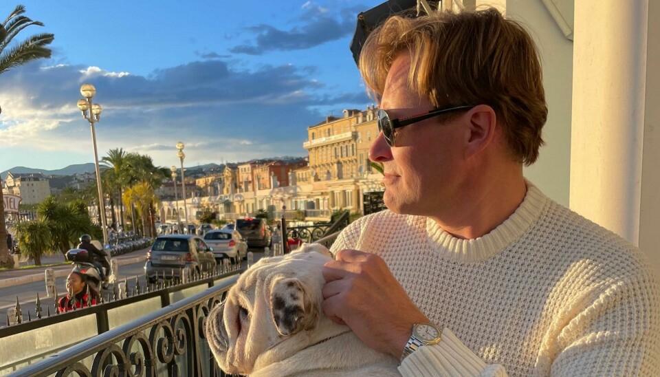 Den engelske bulldogen Børre Johan Ballstad bedriver minst mulig fysisk aktivitet. Her på balkongen i huset i Nice.