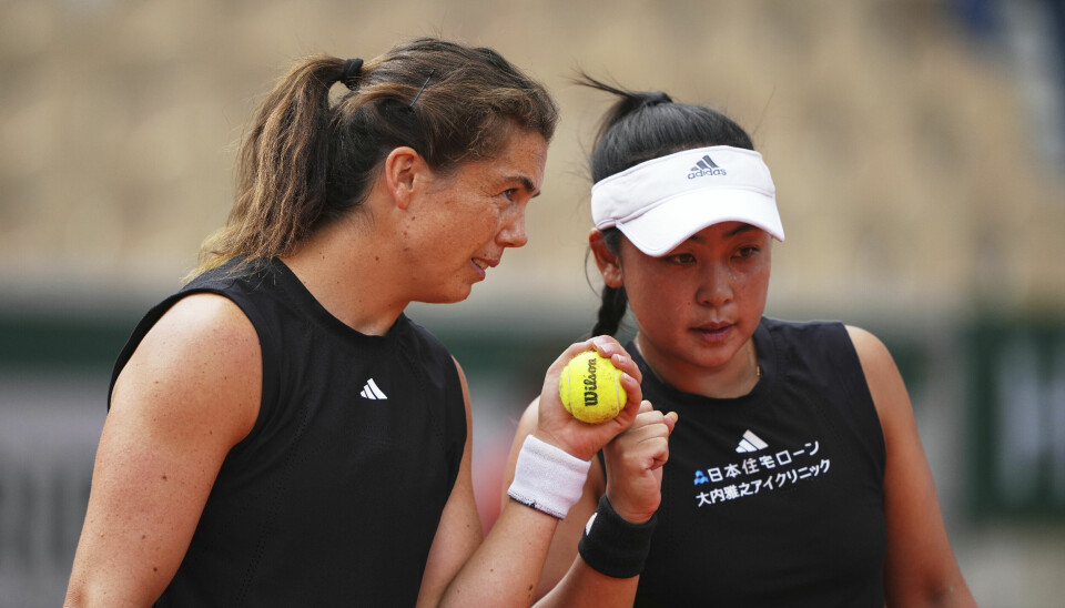 Ulrikke Eikeri er ute av doubleturneringen i Wimbledon. Her med Eri Hozumi fra Japan under Roland-Garros tidligere i år.