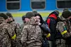 En ukrainsk soldat tar farvel med kjæresten sin på togstasjonen i Lviv 9. mars. Han skal i retning hovedstaden Kyiv. Foto: Aleksey Filippov / AFP/NTB