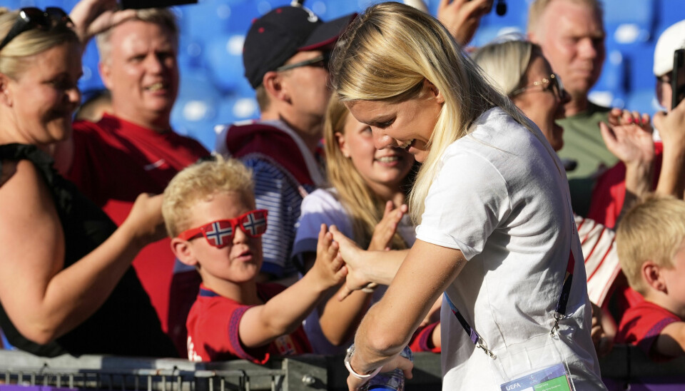 Norges kaptein Ada Hegerberg skriver autografer på stadion i Basel før åpningskampen i EM.