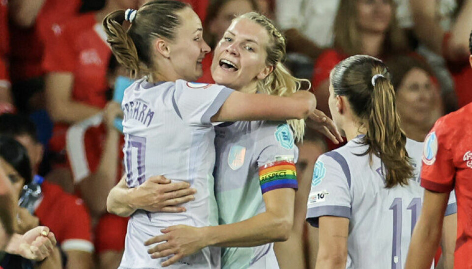 Caroline Graham Hansen omfavner Ada Hegerberg etter 1-1-målet mot Sveits.