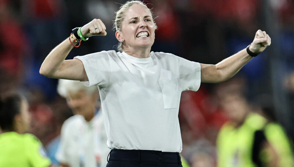 Norges landslagssjef Gemma Grainger jubler ved kampslutt i EM-åpningskampen mot Sveits.