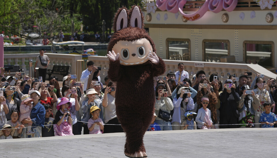 En Labubu-maskot opptrer for besøkende i Pop Marts temapark i Beijing.