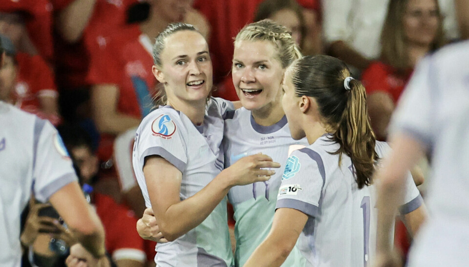Ada Hegerberg gratuleres med sitt 50. landslagsmål av Caroline Graham Hansen og Guro Reiten.
