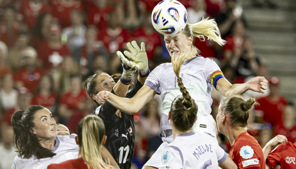 Ada Hegerberg nikker inn utligningsmålet i 2-1-seieren over Sveits.