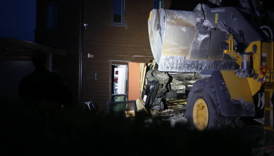En mann i 60-årene er siktet for drapsforsøk etter at han med en stjålet hjullaster presset en bil inn i et bolighus i Sandefjord tirsdag kveld.