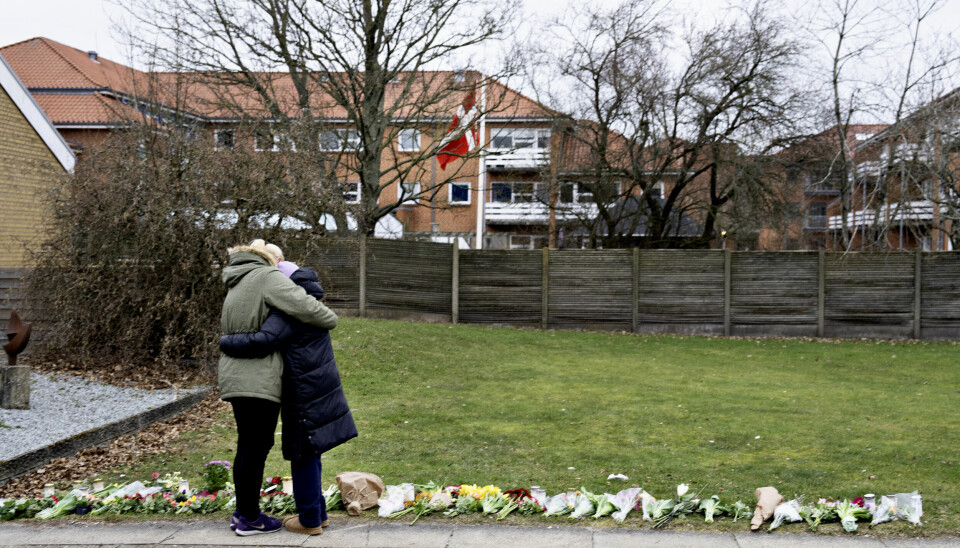 Blomster ble lagt ned ved Hjallerup Varmeværk der den 13 år gamle jenta ble funnet hardt skadet i mars i fjor.