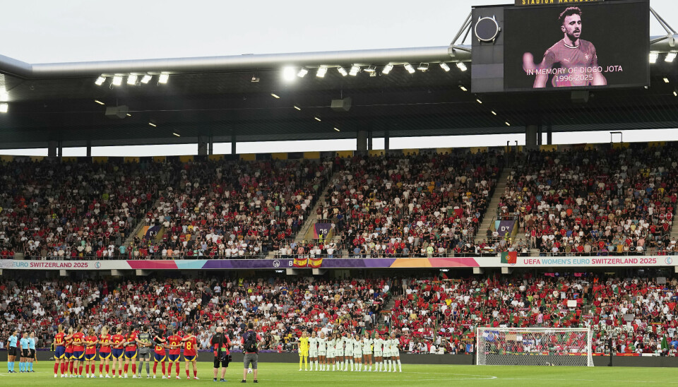 Det ble holdt ett minutts stillhet for Diogo Jota før avspark i EM-kampen mellom Spania og Portugal.