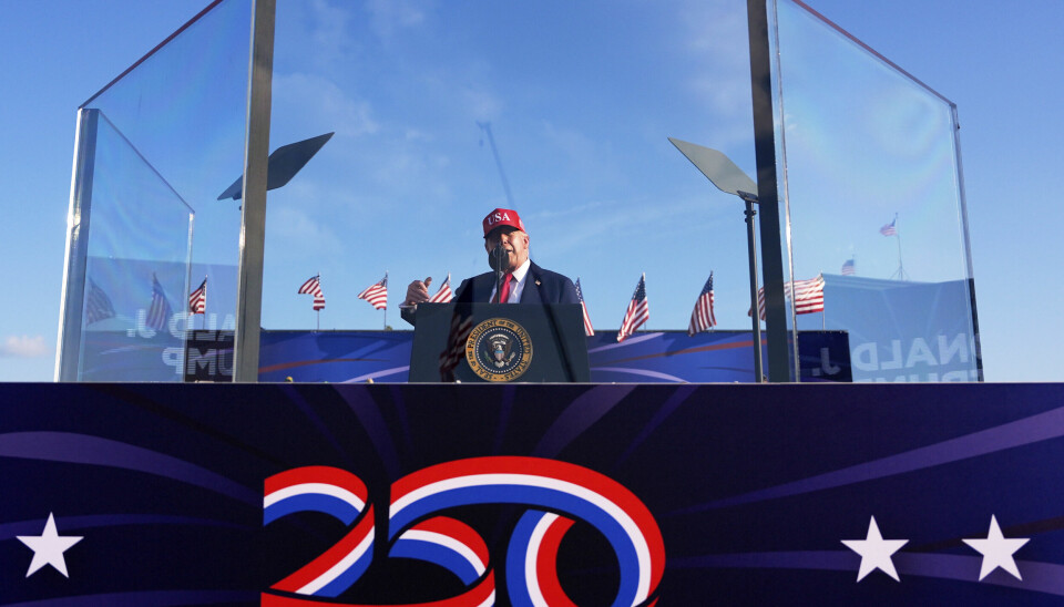 President Donald Trump innhyllet i skuddsikkert glass på delstatsmessen i Iowa.