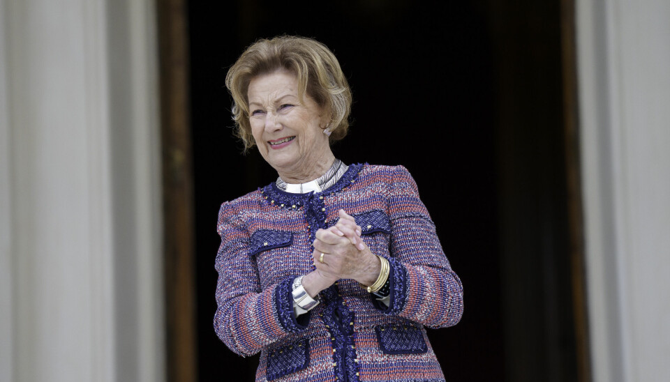 Dronning Sonja på under åpningen av keramikkutstillingen med verk av avgangselever fra Kunsthøgskolen i Oslo (KHiO) i anledning sesongåpningen av Oscarshall i mai.