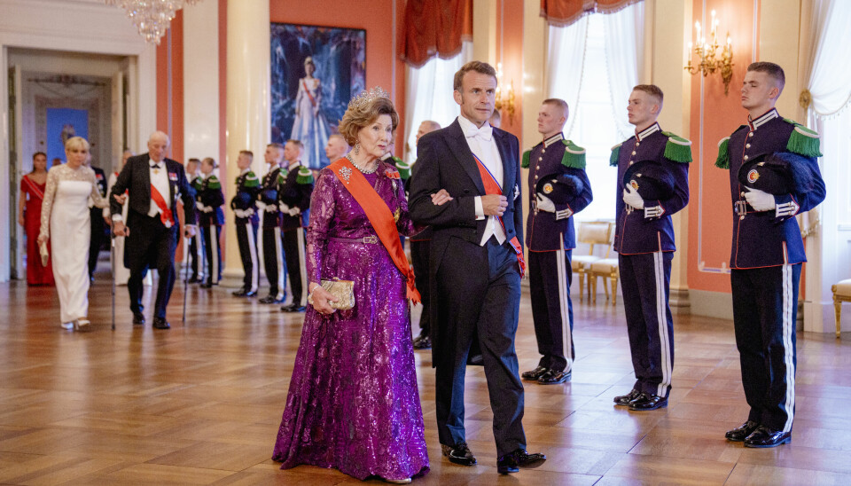 Dronning Sonja hadde den franske president Emmanuel Macron som sin bordkavaler på middagen på Slottet i slutten av juni.