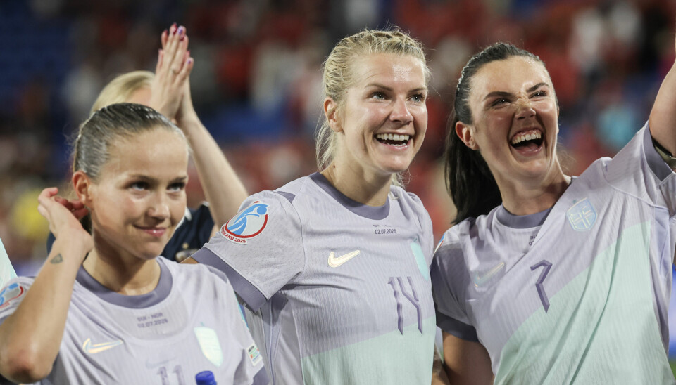 Guro Reiten (fra v.), Ada Hegerberg og Ingrid Syrstad Engen gleder seg over Norges seier over Sveits i EMs åpningskamp.