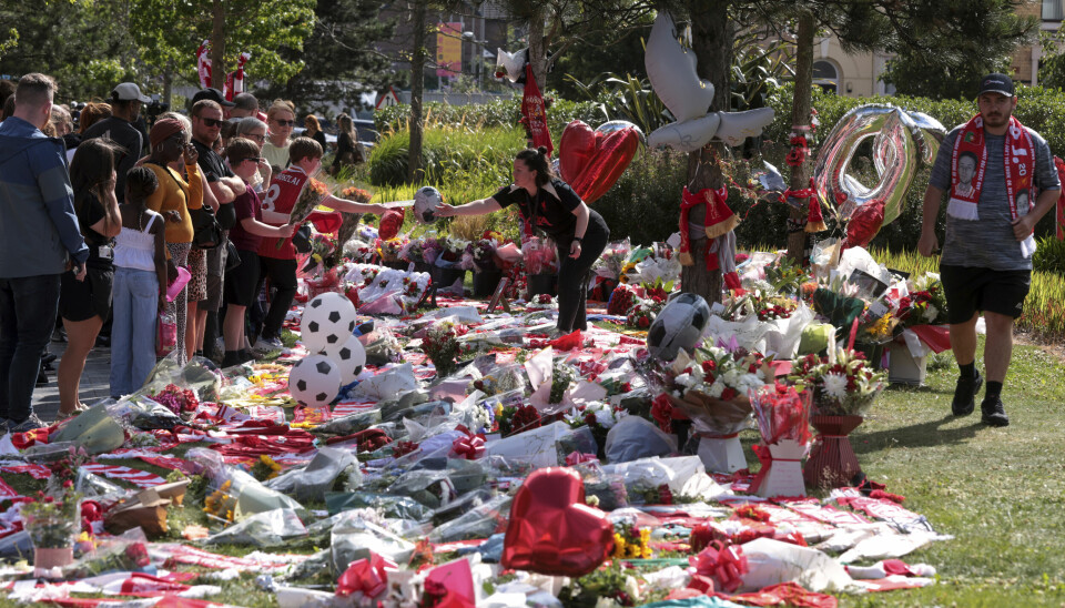 Fotballfans markerte Diogo Jotas dødsfall utenfor Anfield torsdag.