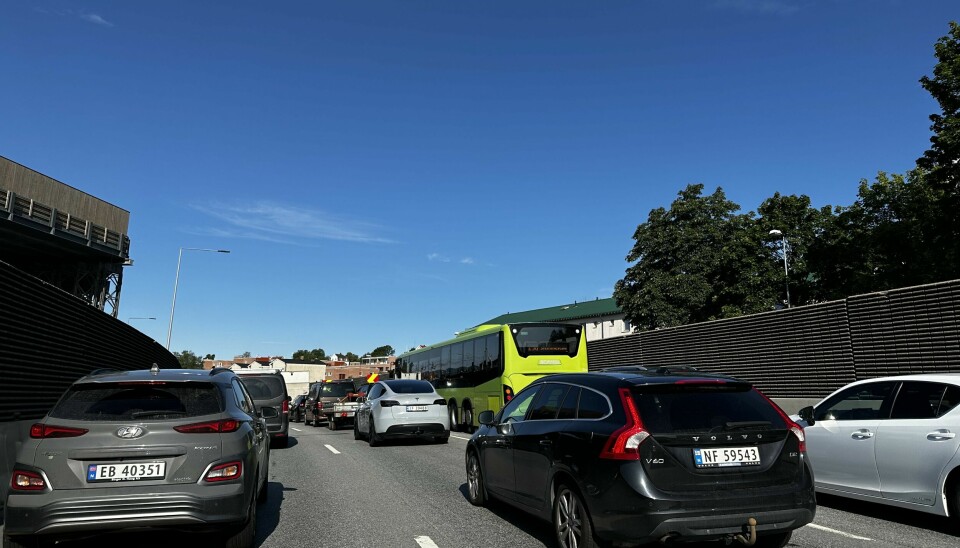 Tett trafikk på E18 sørover i Bærum fredag morgen.