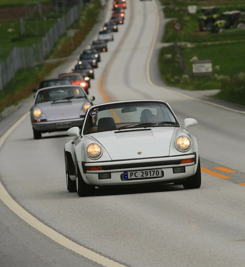 Det blir et imponerende syn når et par hundre klassiske Porsche-modeller tar turen i retning Borgund Stavkirke.